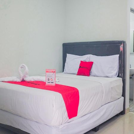 Reddoorz Plus @ Helvetia Medan Bagian luar foto