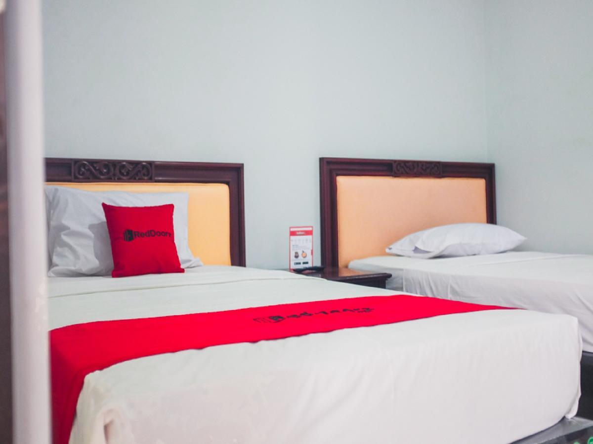 Reddoorz Plus @ Helvetia Medan Bagian luar foto