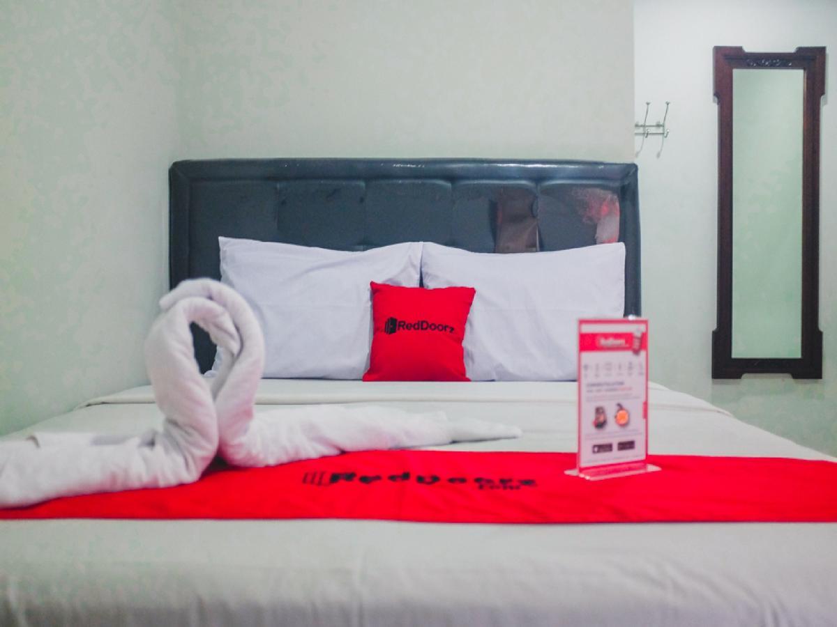 Reddoorz Plus @ Helvetia Medan Bagian luar foto