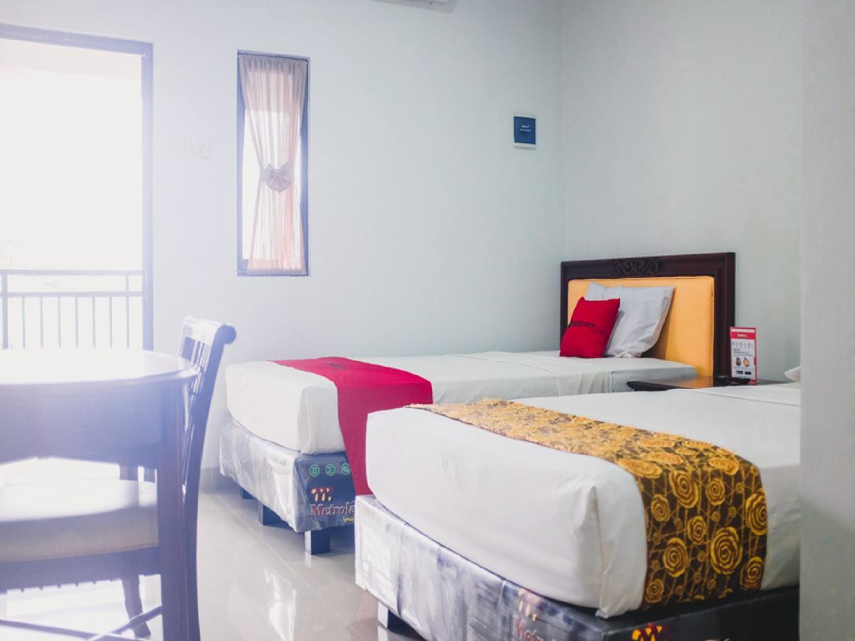 Reddoorz Plus @ Helvetia Medan Bagian luar foto