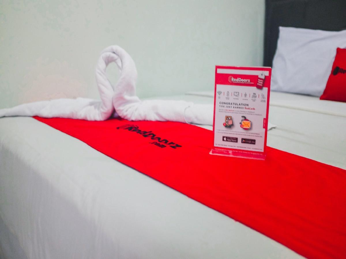 Reddoorz Plus @ Helvetia Medan Bagian luar foto