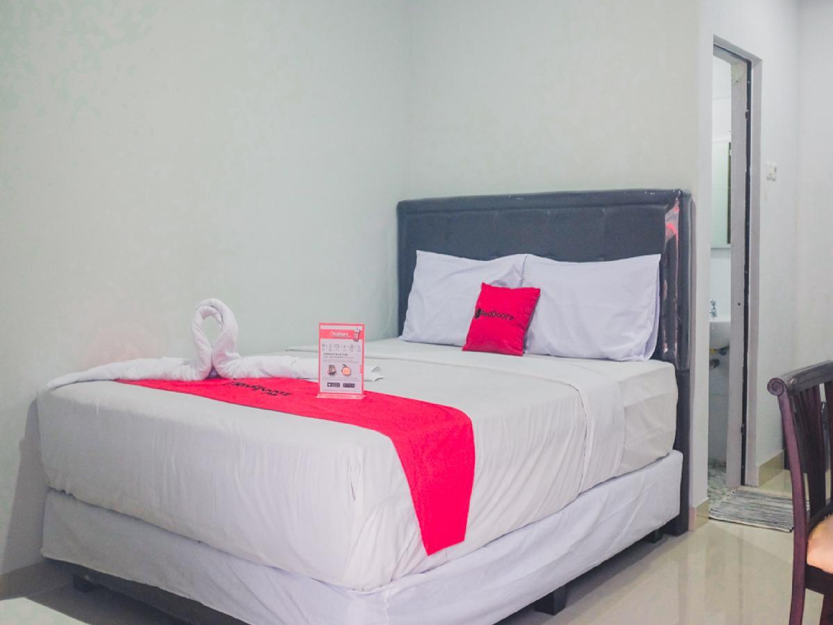 Reddoorz Plus @ Helvetia Medan Bagian luar foto