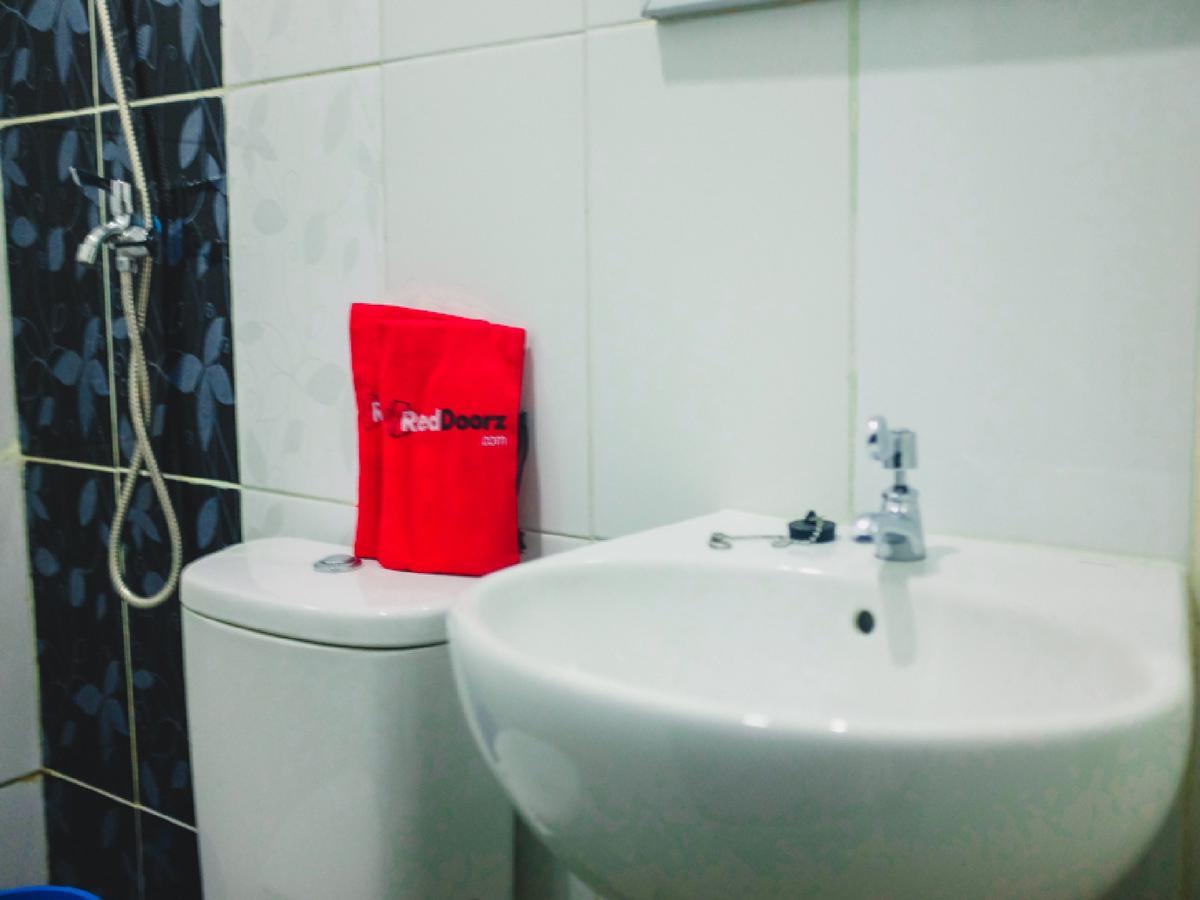 Reddoorz Plus @ Helvetia Medan Bagian luar foto