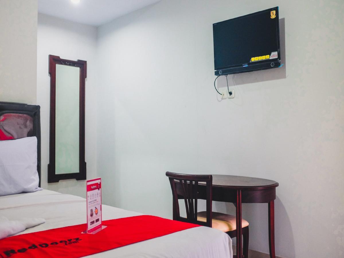 Reddoorz Plus @ Helvetia Medan Bagian luar foto
